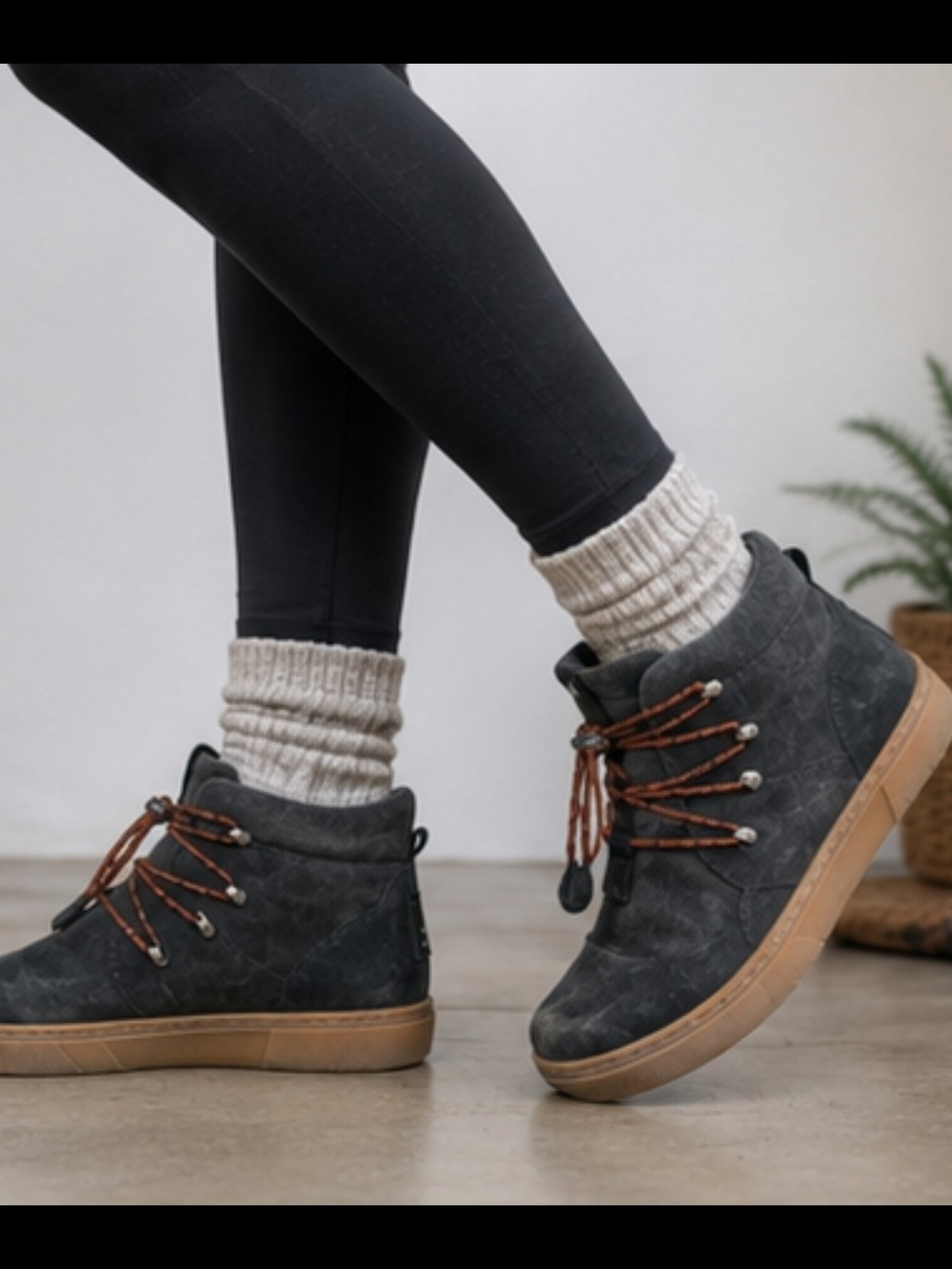 Forsake Black Suede Chukka Boots Women's 8.5 Outdoor Hiking Casual